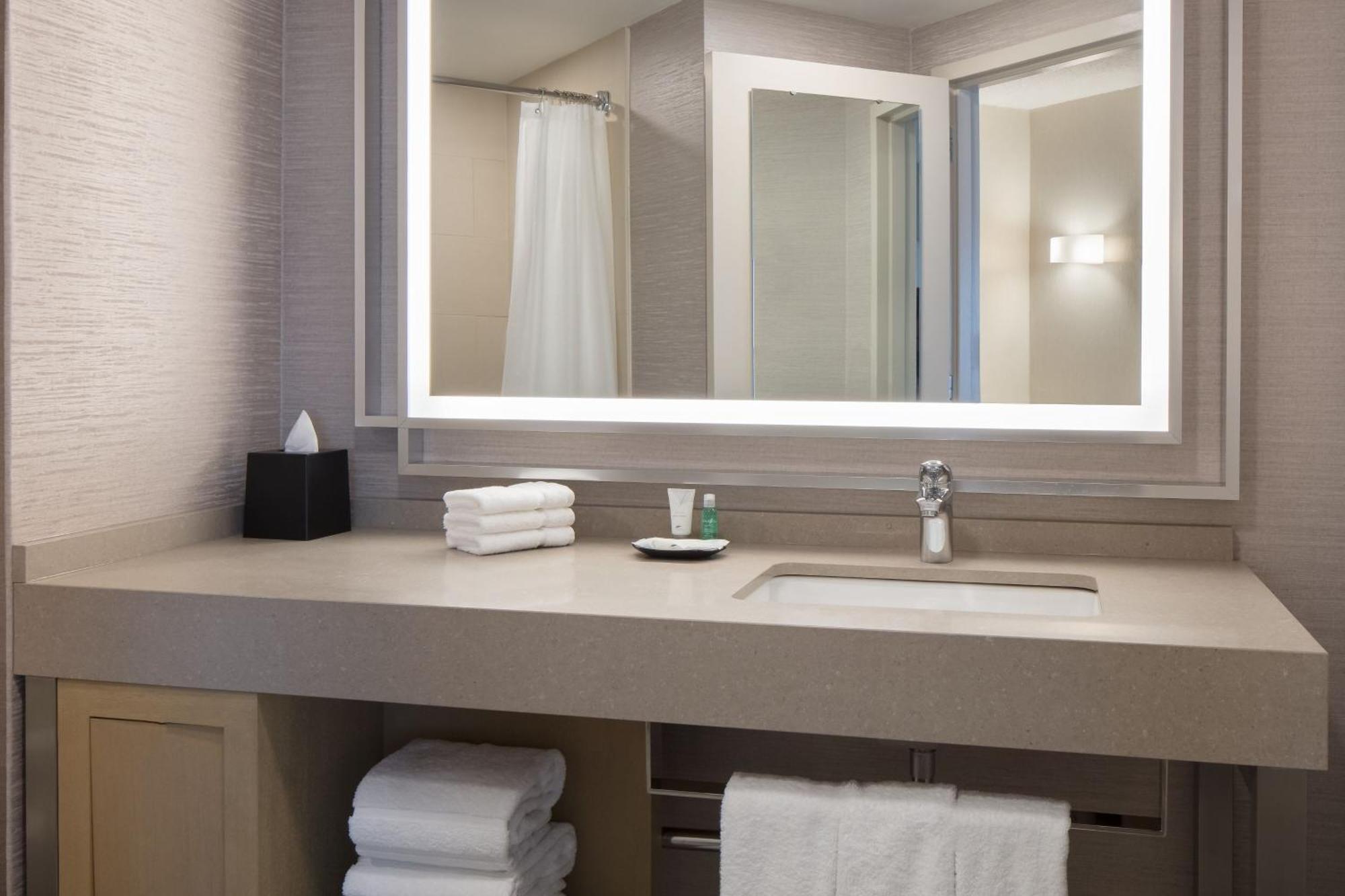 The Westin Kansas At Crown Center Hotel